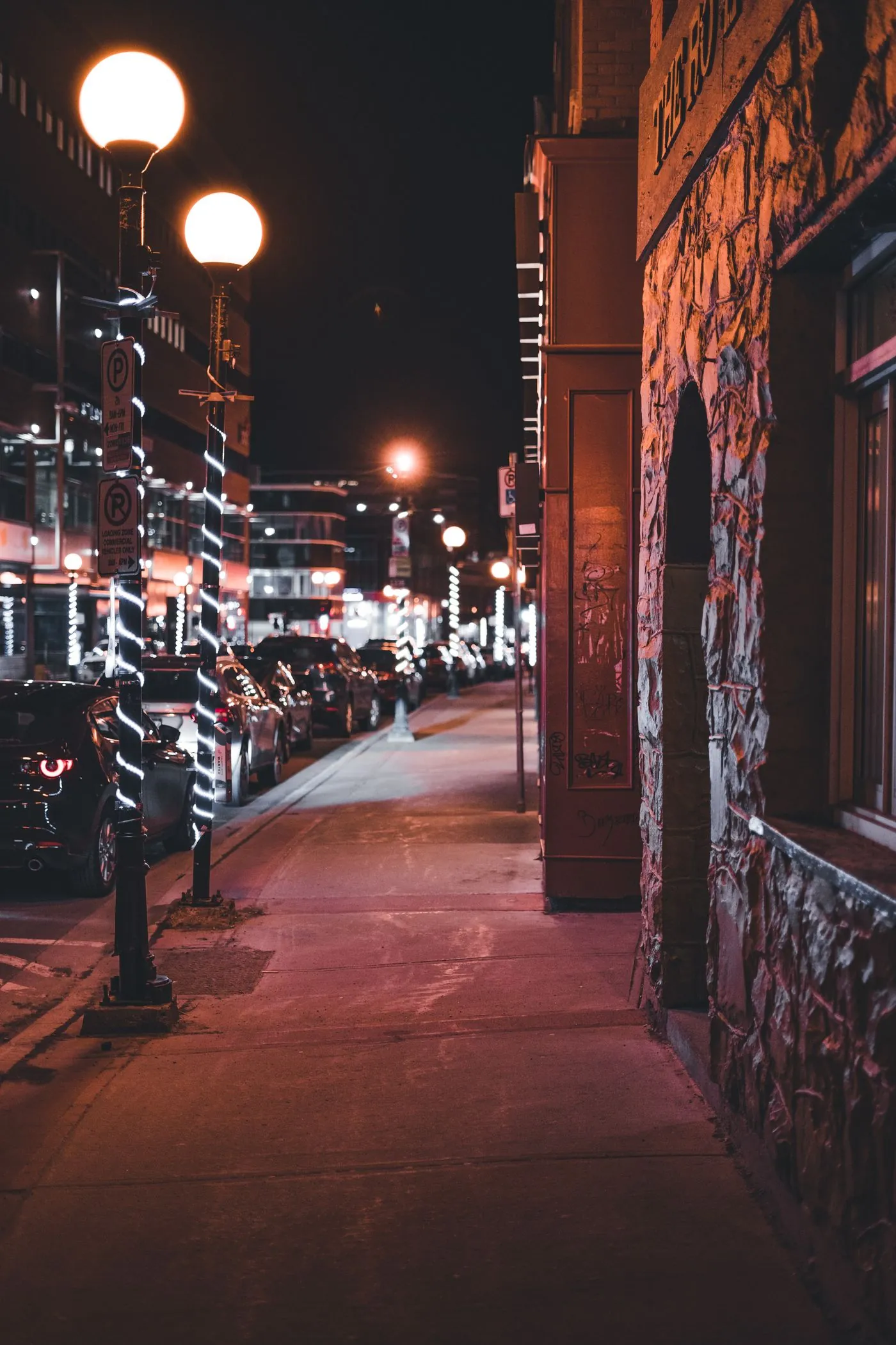 Place urbaine à la tombée de la nuit, éclairage public et lumière décorative des façades