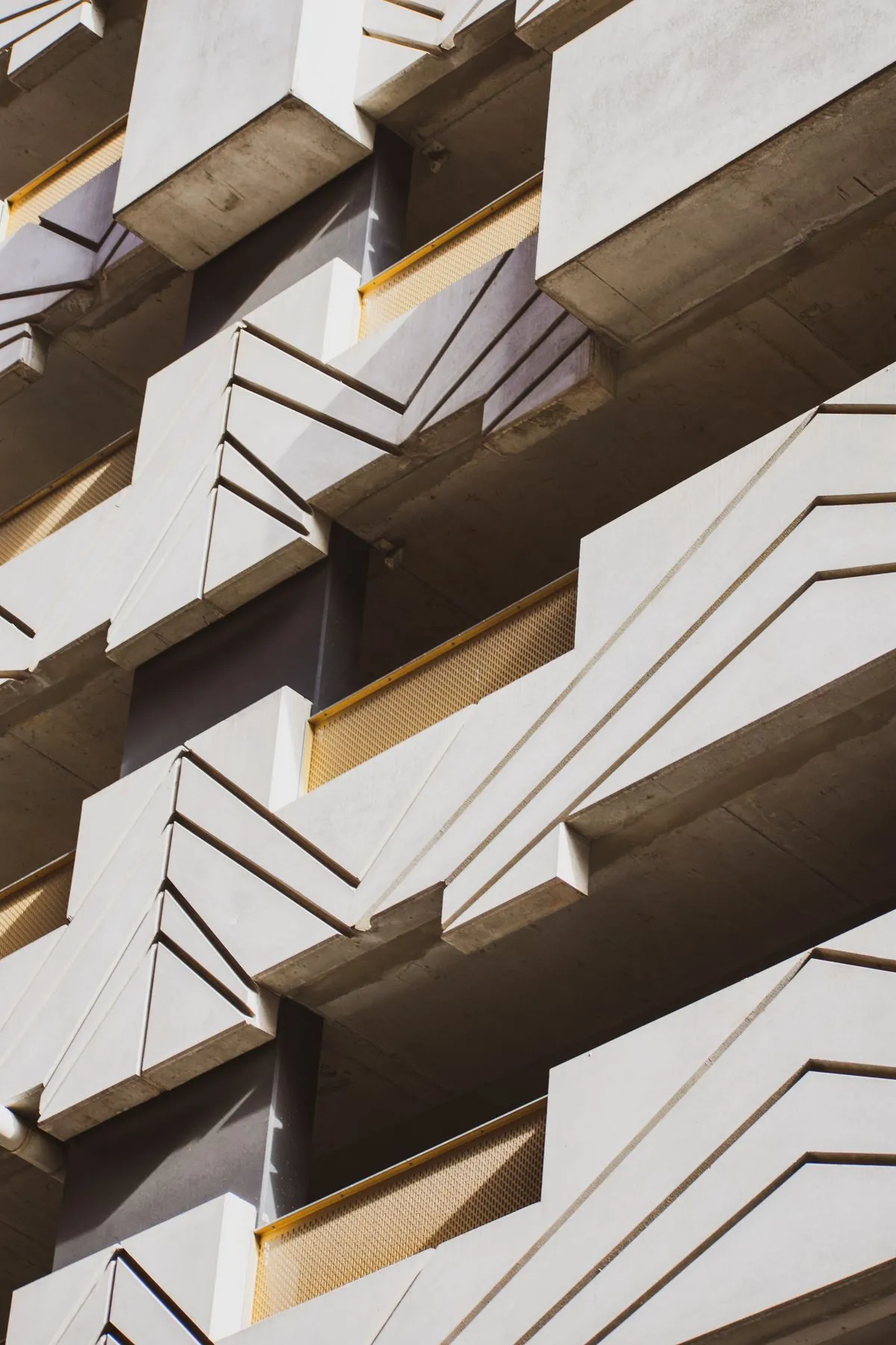 Façade de logements à balcons répétés, trame régulière sur toute la longueur