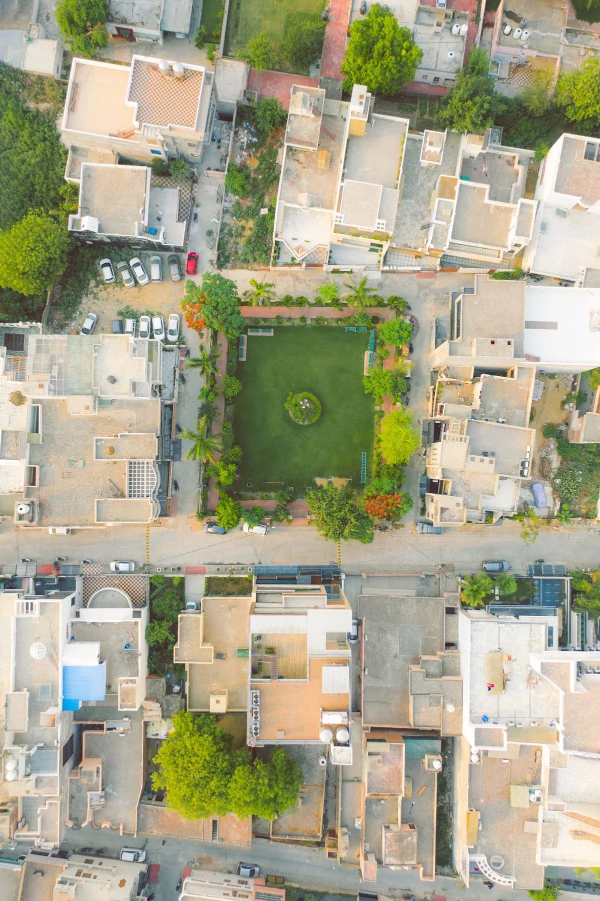 Vue aérienne d'un quartier de logements organisé autour d'un espace vert