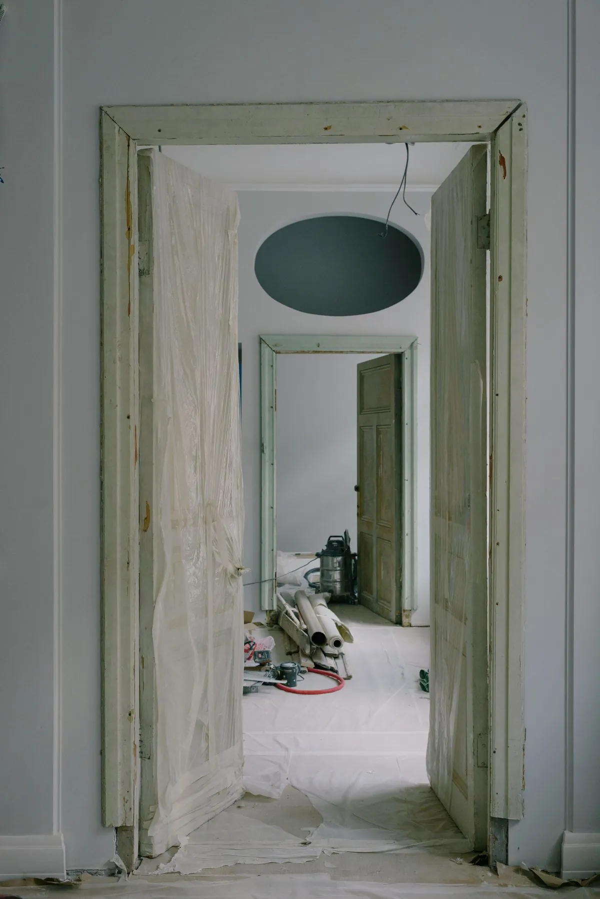 Intérieur d'appartement mis à nu pendant une rénovation, murs décapés et ouvertures dégagées