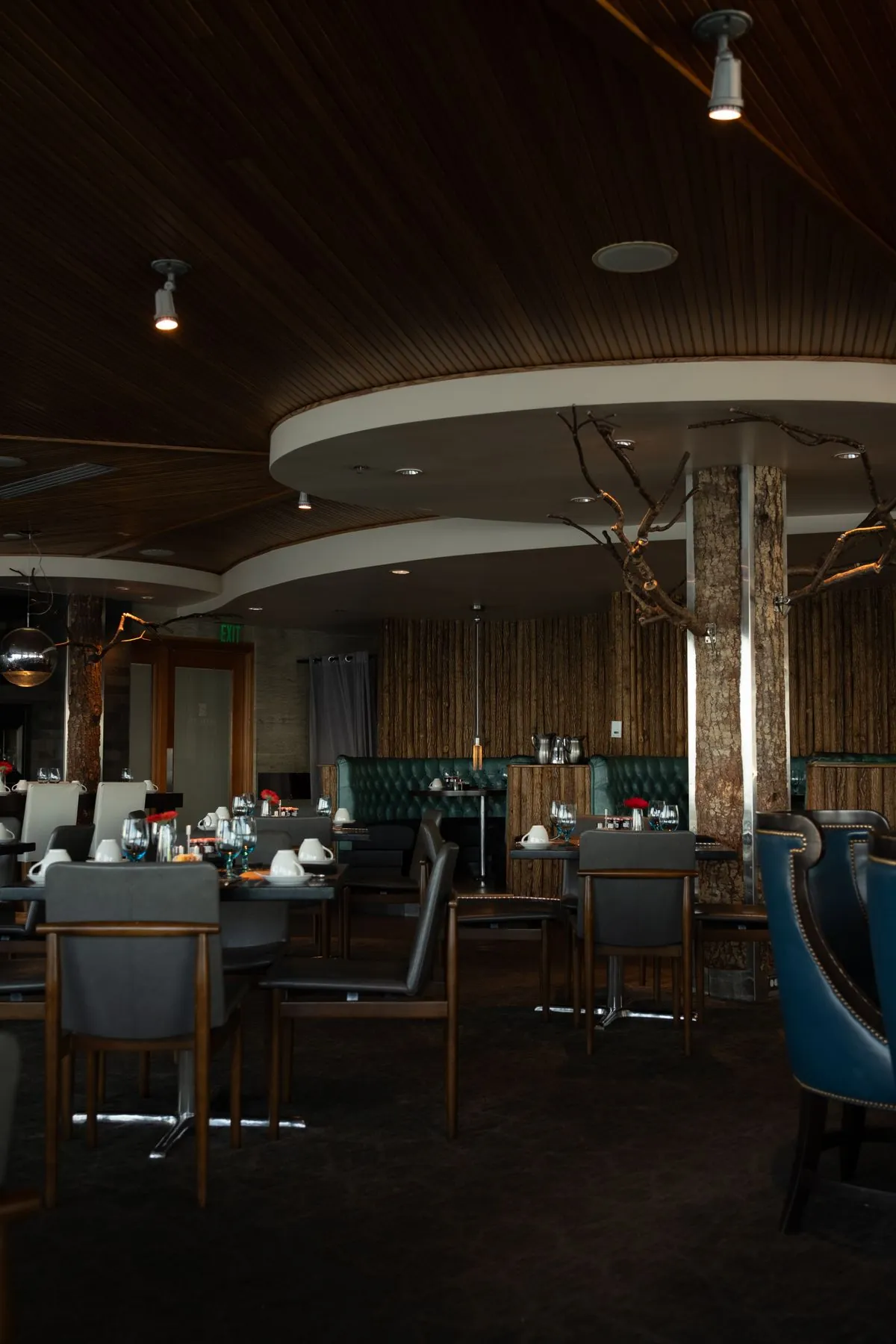 Salle de restaurant au plafond circulaire équipé d'un éclairage encastré