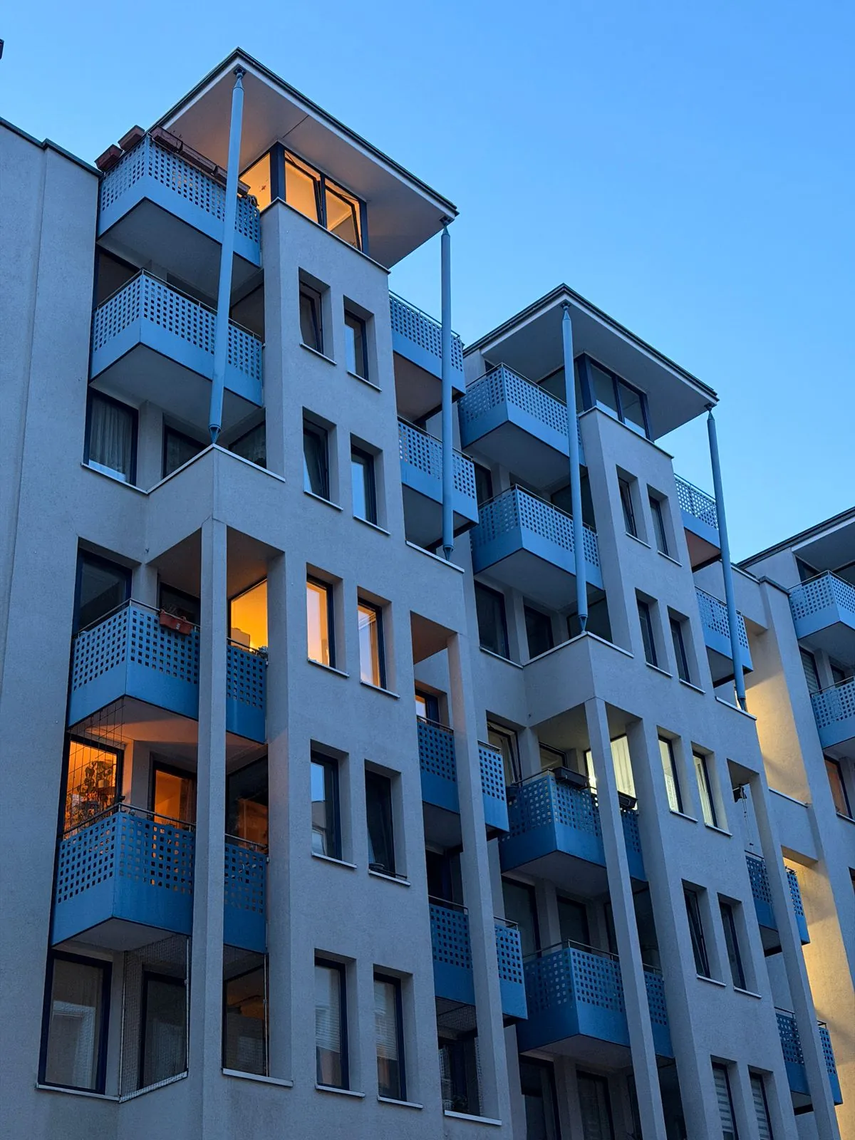 Immeuble de logements dont les niveaux supérieurs ont été ajoutés en retrait
